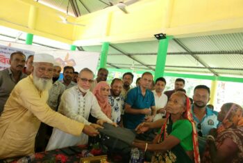 কুলাউড়ায় ২৫০০ চা শ্রমিকদের মধ্যে রেইনকোট বিতরণ করলেন এমপি শওকতুল 
