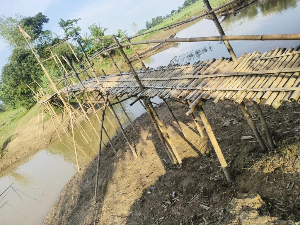 ঝুঁকিপূর্ণ বাঁশের সাঁকোই ভরসা, শিক্ষার্থী-রোগী-কৃষক-ব্যবসায়ীসহ দুর্ভোগে ৬–৭ গ্রামের মানুষ