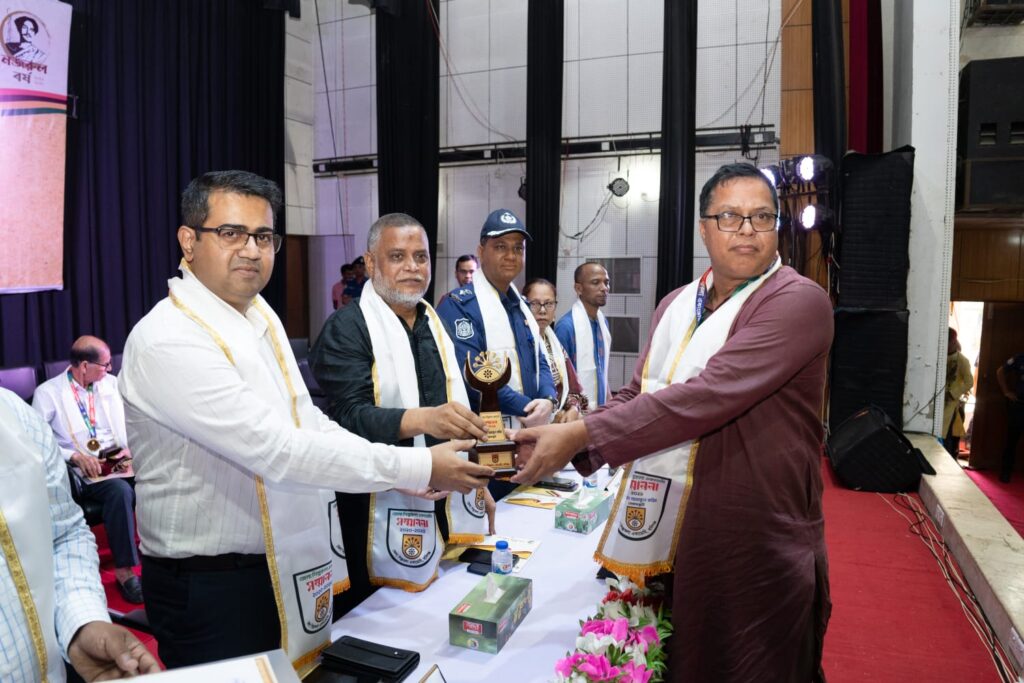 জেলা শিল্পকলা একাডেমি সম্মাননা পেলেন শাবিপ্রবি অধ্যাপক আশ্রাফুল করিম