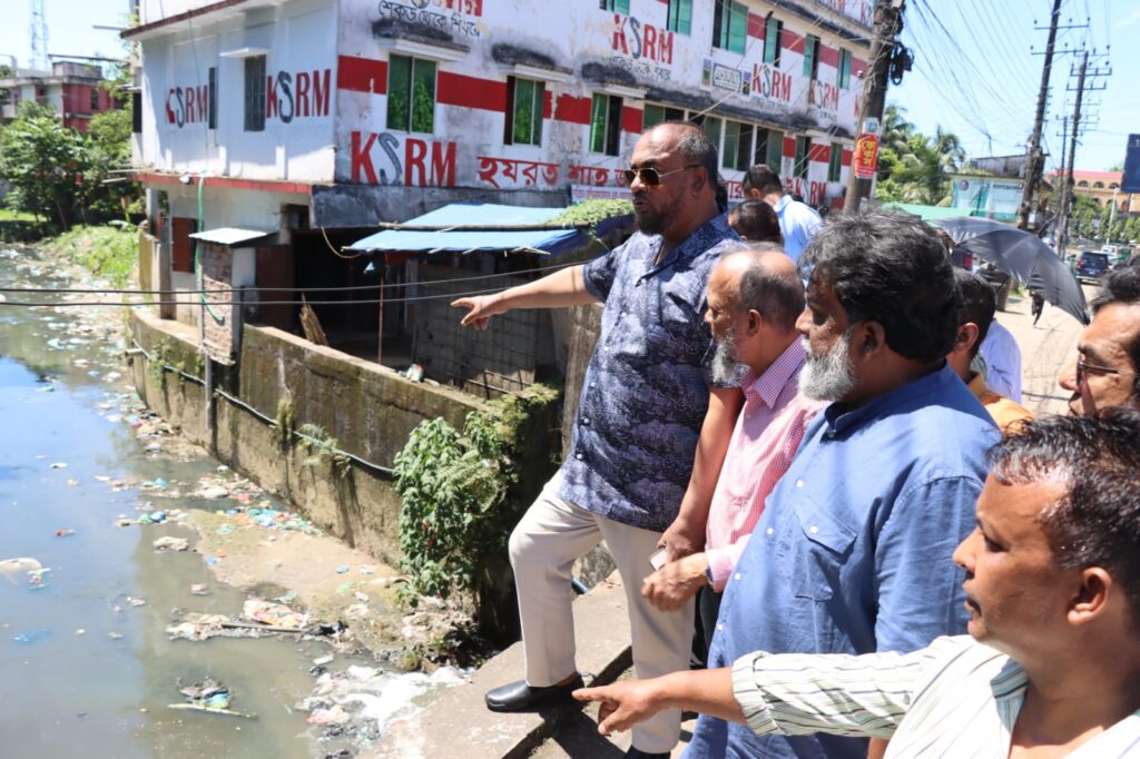 মদীনা মার্কেট এলাকা পরিদর্শনকালে সিসিক প্রশাসক সবার সহযোগিতায় উন্নত ড্রেনেজ ব্যবস্থা গড়তে চাই