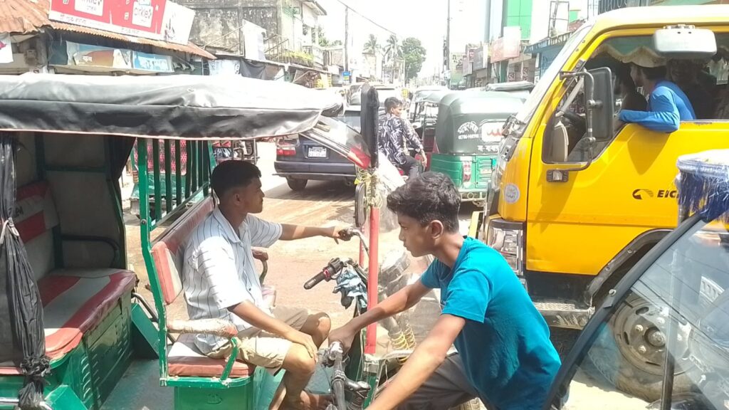 রবিরবাজারে প্রতিনিয়ত যানজটে দুর্ভোগে পথচারীরা