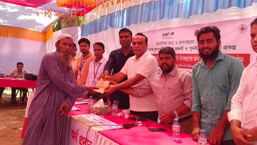 তাহিরপুরে ক্ষতিগ্রস্ত ৩৬০ কৃষক পরিবার পেল ১০ হাজার টাকা করে সহায়তা