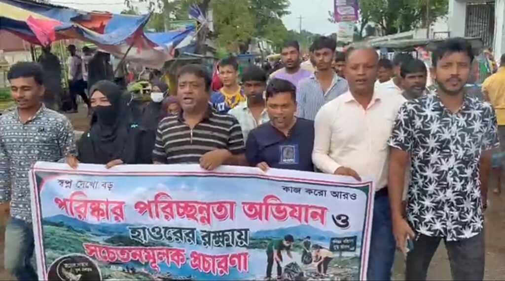 তাহিরপুর বাজারে ‘স্বপ্নের সন্ধান যুব ফোরাম’র পরিচ্ছন্নতা অভিযান