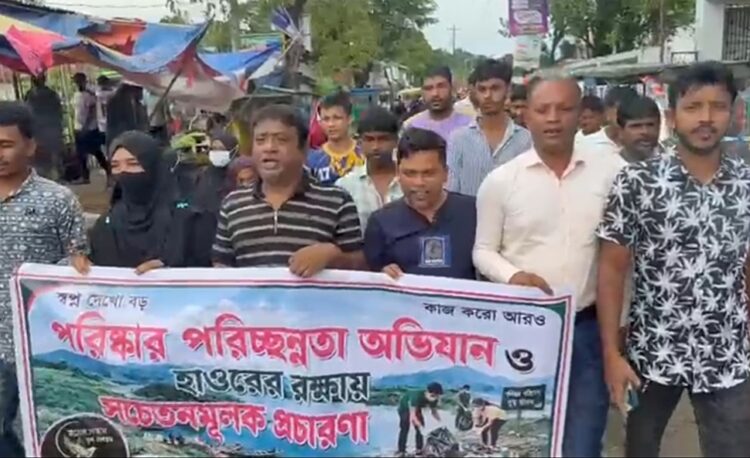তাহিরপুর বাজারে ‘স্বপ্নের সন্ধান যুব ফোরাম’র পরিচ্ছন্নতা অভিযান