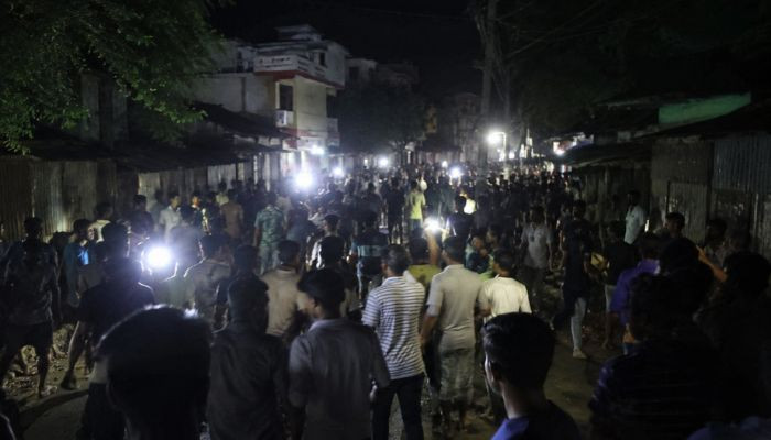 ছাতকে চিকিৎসকের সিরিয়াল নিয়ে বিরোধ, টর্চলাইট জ্বালিয়ে দু’পক্ষের সংঘর্ষ