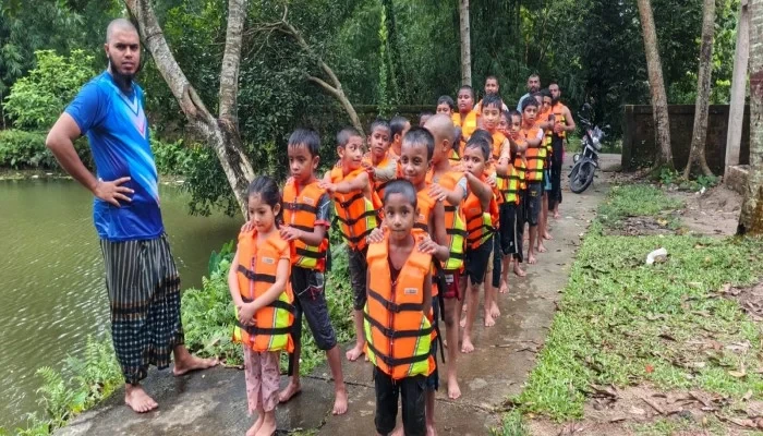 মেয়েকে হারিয়েছেন পানিতে, এখন অন্য শিশুদের বাঁচাতে সাঁতার শেখান বাবা