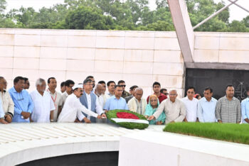 বিএনপির প্রতিষ্ঠাবার্ষিকী উপলক্ষে বাবা-মায়ের কবরে প্রধানমন্ত্রীর শ্রদ্ধা