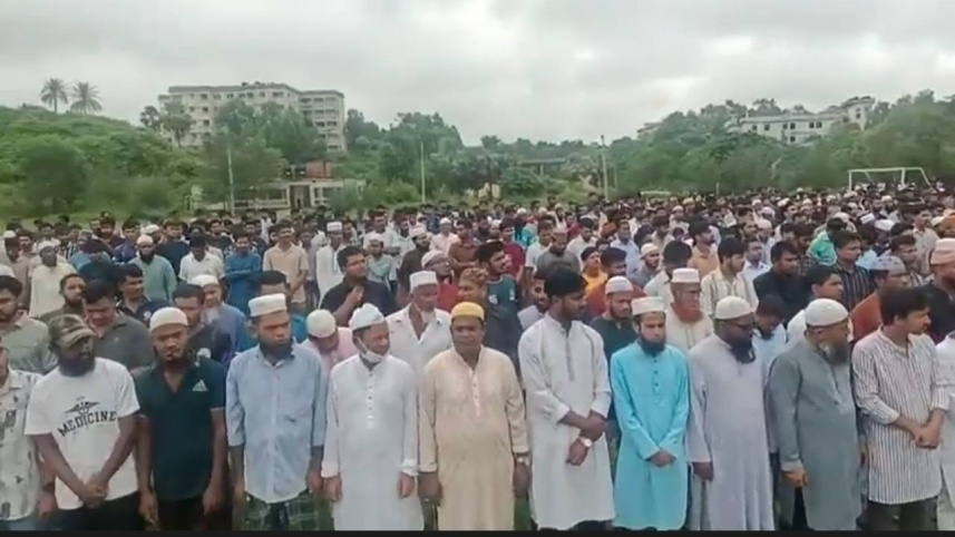 কুমিল্লা বিশ্ববিদ্যালয়ের কেন্দ্রীয় মসজিদসংলগ্ন মাঠে অপ্রতিমের জানাজা হয়