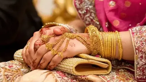 স্বর্ণের দামে বড় লাফ, ভরি ছাড়াল ২ লাখ ৩৪ হাজার