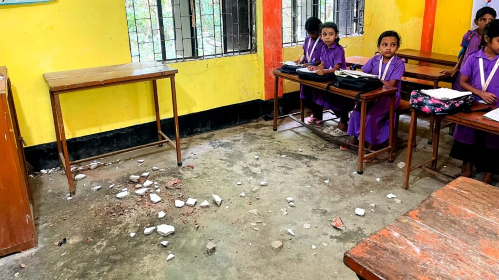 জৈন্তাপুরে ঝুঁকিপূর্ণ ভবনে চলছে শিশুদের পাঠদান