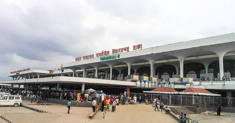 শাহজালাল বিমানবন্দরে স্বর্ণের বারসহ বিমানকর্মী ও যাত্রী আটক