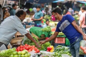 খাবার কমিয়ে দিয়েছেন মধ্যবিত্তরা