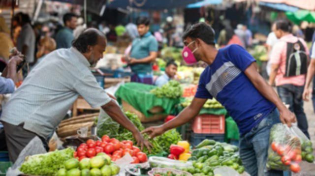 খাবার কমিয়ে দিয়েছেন মধ্যবিত্তরা